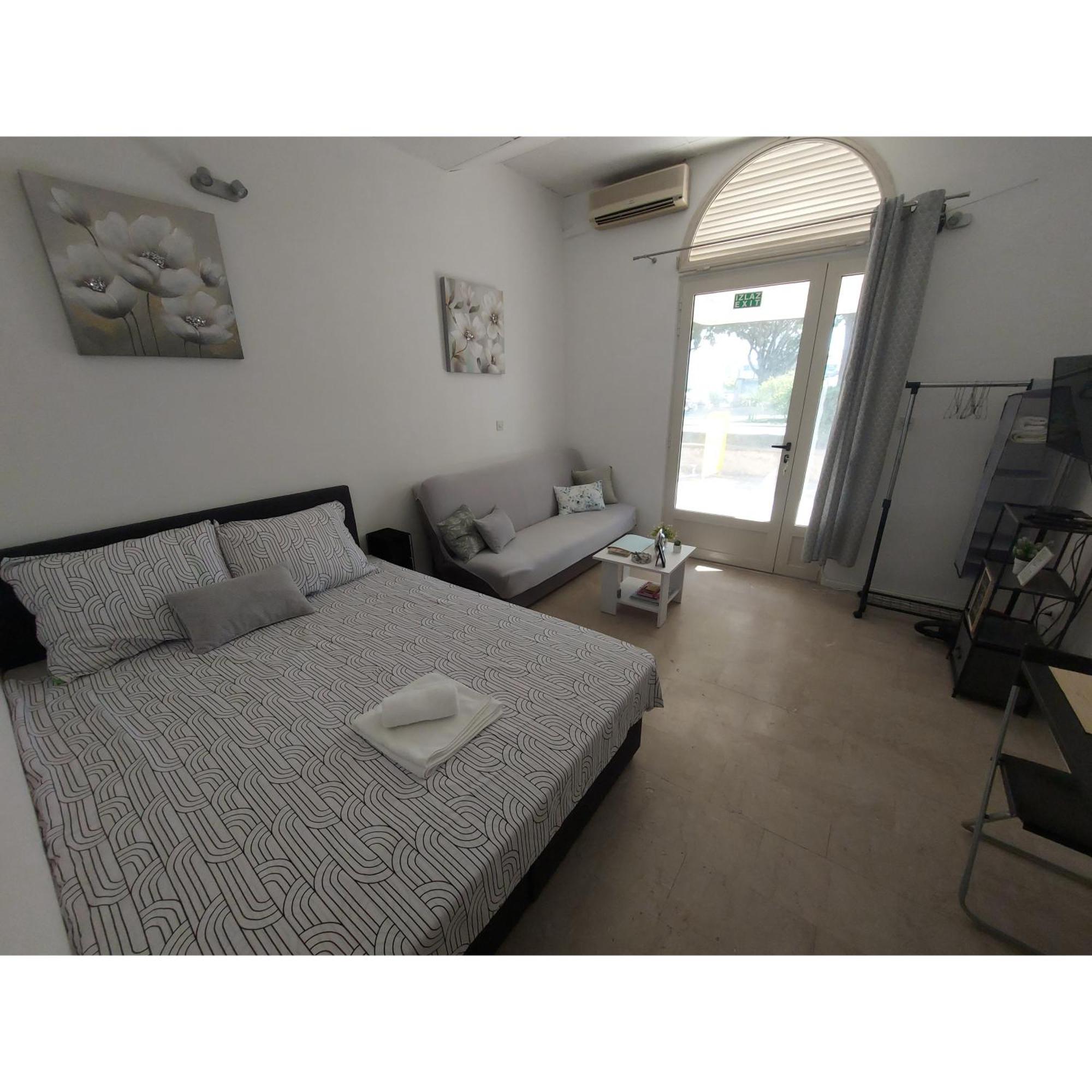 Studio Apartment Lee Split Bagian luar foto